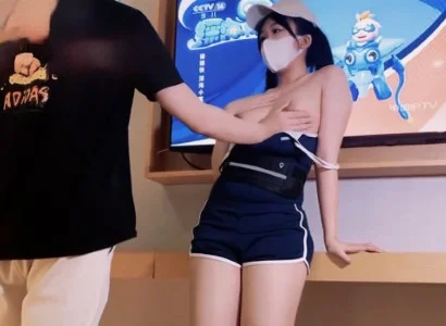 Cô nhân viên bán TV xinh đẹp may mắn gặp khách hàng