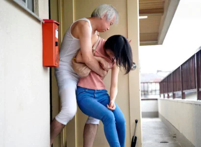 Cô dâu mới cưới bị bố chồng già bóp