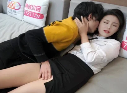 Cô thư ký trẻ phục vụ sếp kín đáo vì tiền