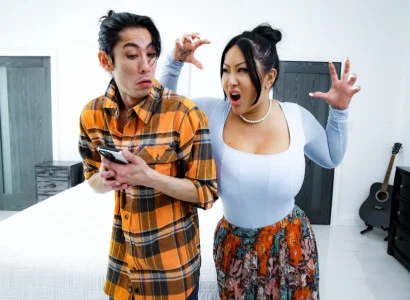 Chàng con trai làm mẹ kế xăm trổ hàng múp tới đỉnh cao