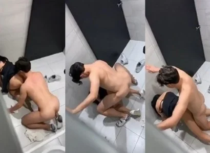 Cặp đang quan hệ bị quay lén khi đang quan hệ trong WC